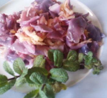 Sałatka z czerwonej kapusty i jabłka