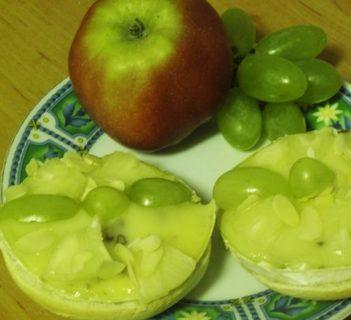 Kajzerki z camembertem orzechowym zapiekane