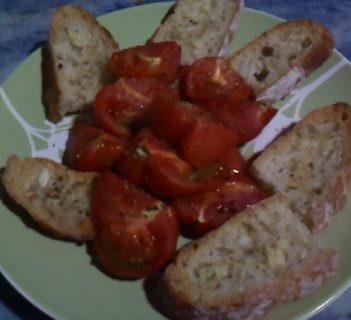 Chlebek czosnkowy z pomidorami