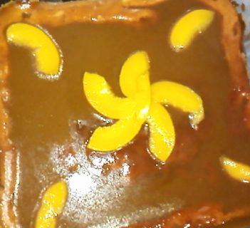 Sernik z brzoskwiniami