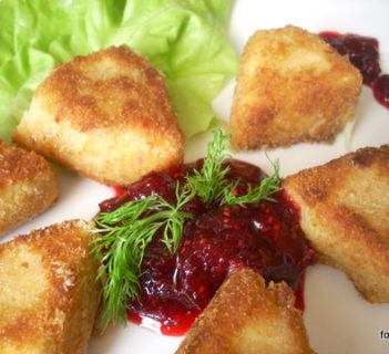 Camembert smażony, z żurawiną