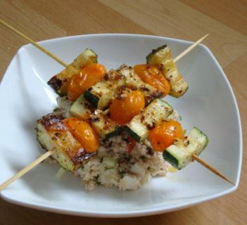 Pikantne szaszłyki na sałatce