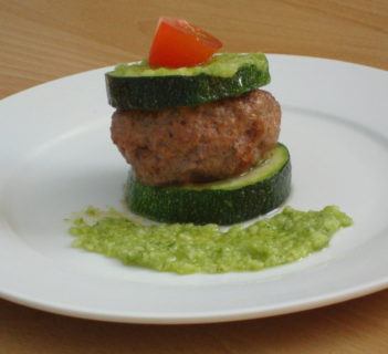 Cukinie z kotlecikami wołowymi z grilla w pesto