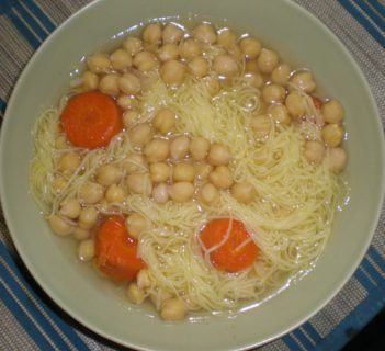 Rosół z grochem włoskim