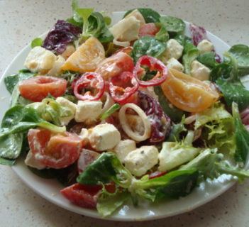 Sałatka z fetą w koperkowym dressingu