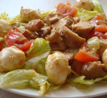 Chrupiąca sałatka z grillowanym kurczakiem