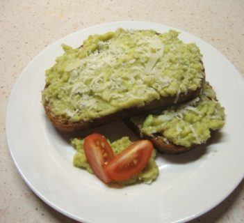 Bruschetta z awokado i parmezanem