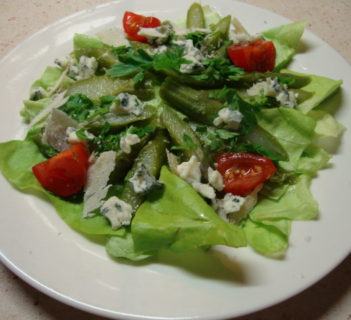 Zielone szparagi z serami na liściach sałaty