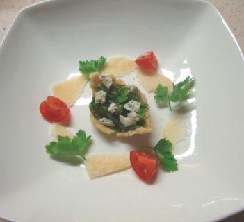 Parmezanowa łódeczka wypełniona sałatką