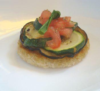 Crostini z bakłażanem, cukinią i pomidorkiem