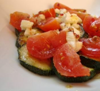 Sałatka z grilowanej cukinii z mozzarellą