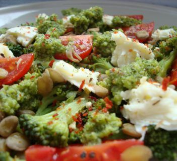 Brokułowe pesto na sałatce z soczewicy