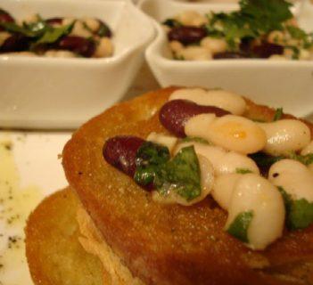 Sałatka z fasoli na czosnkowych grzankach