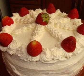 Truskawkowy tort z pomarańczową nutą