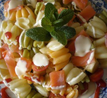 Kolorowa sałatka z wędzonym łososiem