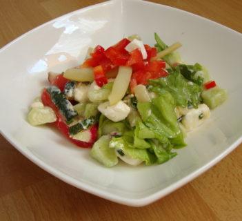 Kolorowa sałatka z grillowanej cukinii