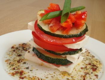 Wieżyczki z fetą przekładane grillowaną cukinią