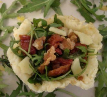 Oscypkowe miseczki wypełnione rukolą