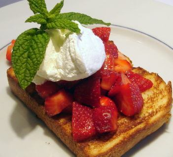 Truskawki na grillowanej, słodkiej bułce