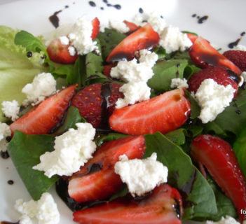 Wiosenna sałatka z kozim twarogiem