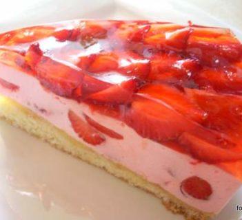 Truskawkowy śmietanowiec