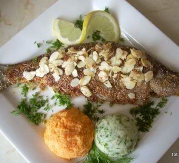 Chrupiący pstrąg z migdałami