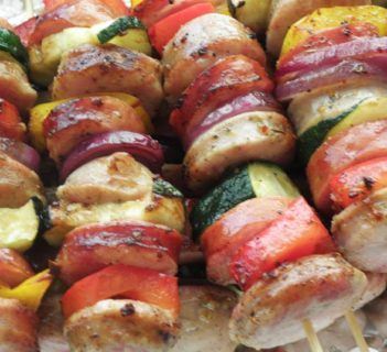 Szaszłyki na grill z białą kiełbasą