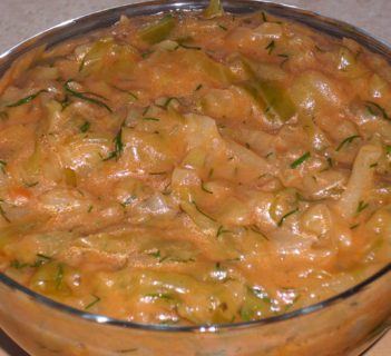 Młoda kapusta na pomidorowo