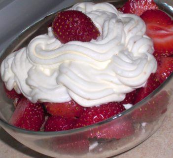 Deser truskawkowo – orzechowy