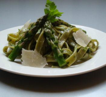 Wstążki ze szparagami w pesto