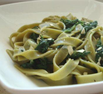 Tagliatelle z liśćmi szpinaku