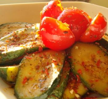 Aromatyczna cukinia z pomidorkami