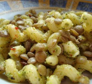 Makaron z soczewicą i mozzarellą w pesto