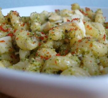 Fusilli rigati z mozzarellą w pesto