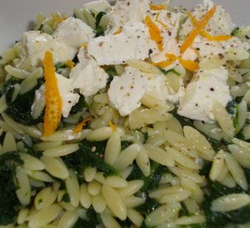 Makaron orzo z liśćmi szpinaku i serem feta