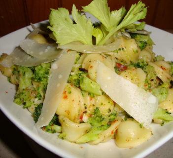 Orecchiette z brokułami, suszonymi pomidorami