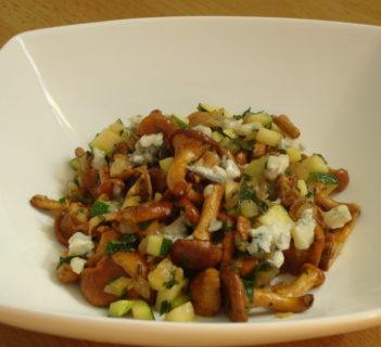 Aromatyczna sałatka z kurkami i cukinią