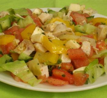 Letnia sałatka warzywna z kurczakiem