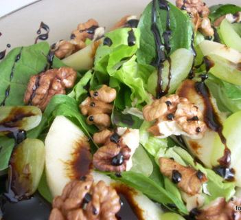 Sałatka ze szpinaku, z gruszką i orzechami