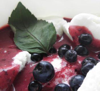 Lody z sosem jagodowym