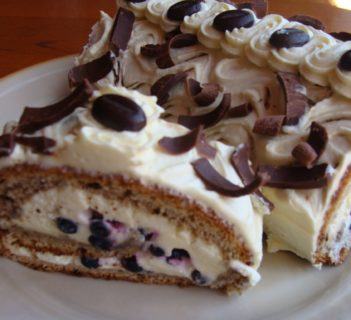 Rolada kawowa z jagodami