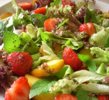 Sałata z owocami i miętą