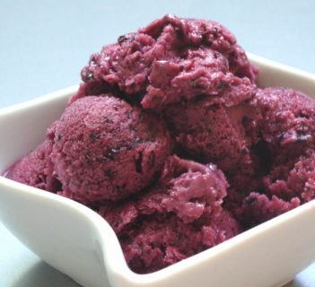 Jogurtowe lody jagodowo – porzeczkowe