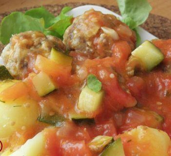 Sos pomidorowo – cukiniowy z lubczykiem