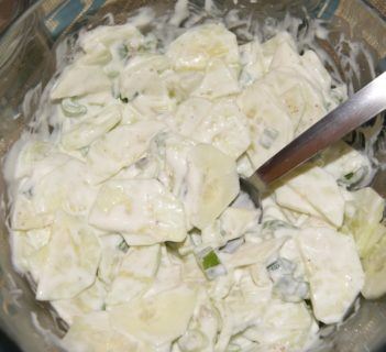 Ogórki w sosie jogurtowo – ogórkowym
