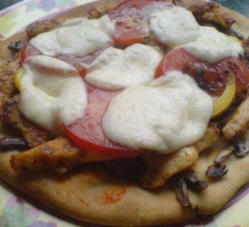 Kurczak na chlebku naan zapiekany