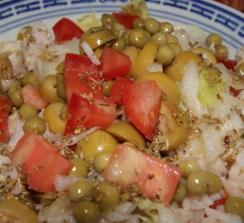 Sałatka ryżowa z zielonym groszkiem i sałatą