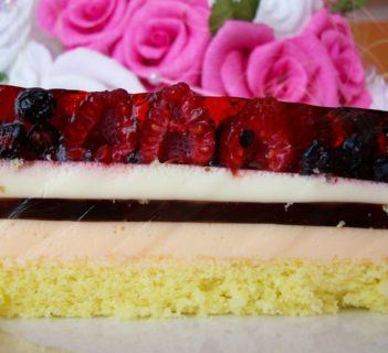 Ciasto z owocami leśnymi