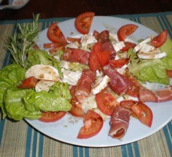 Sałatka z prosciutto