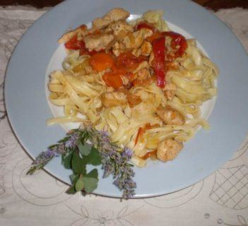 Fettuccine w sosie kurczakowo – warzywnym